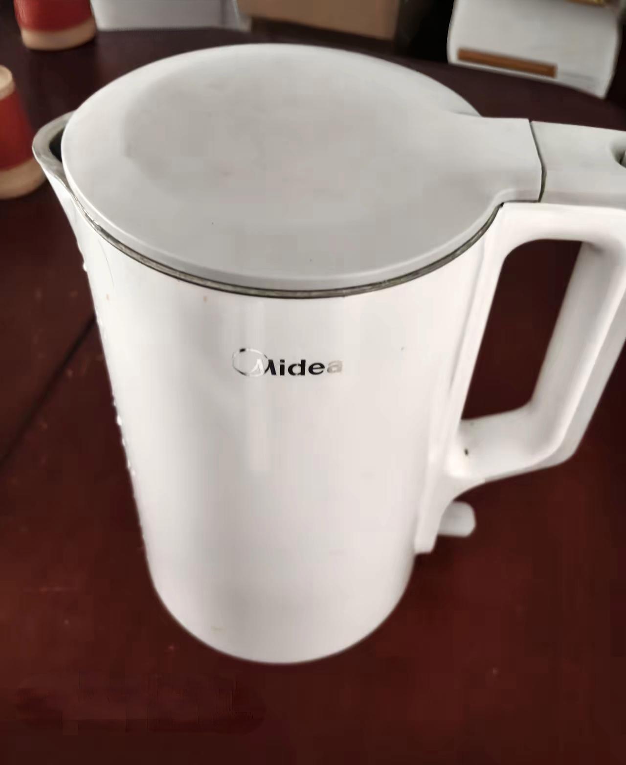反人类设计，也是无语了。
我家这款电水壶，壶嘴的设计真是一言难尽，壶嘴不多延伸出