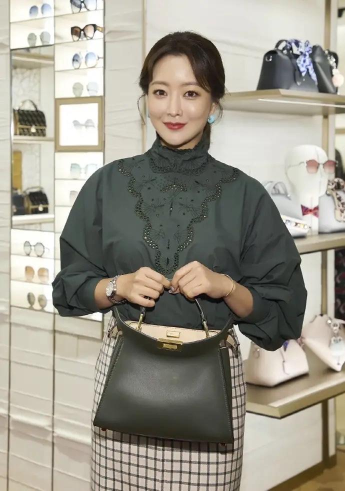 金喜善带火一种潮流，
穿衬衫+格纹裙，肚腩大屁股都被藏起来