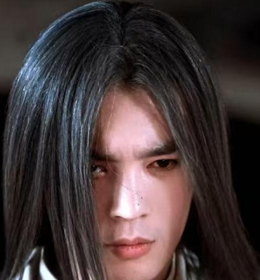 在电影《镖人》中，于适不一样是因为他塑造的“玉面鬼竖”角色形象鲜明，与他过往角色