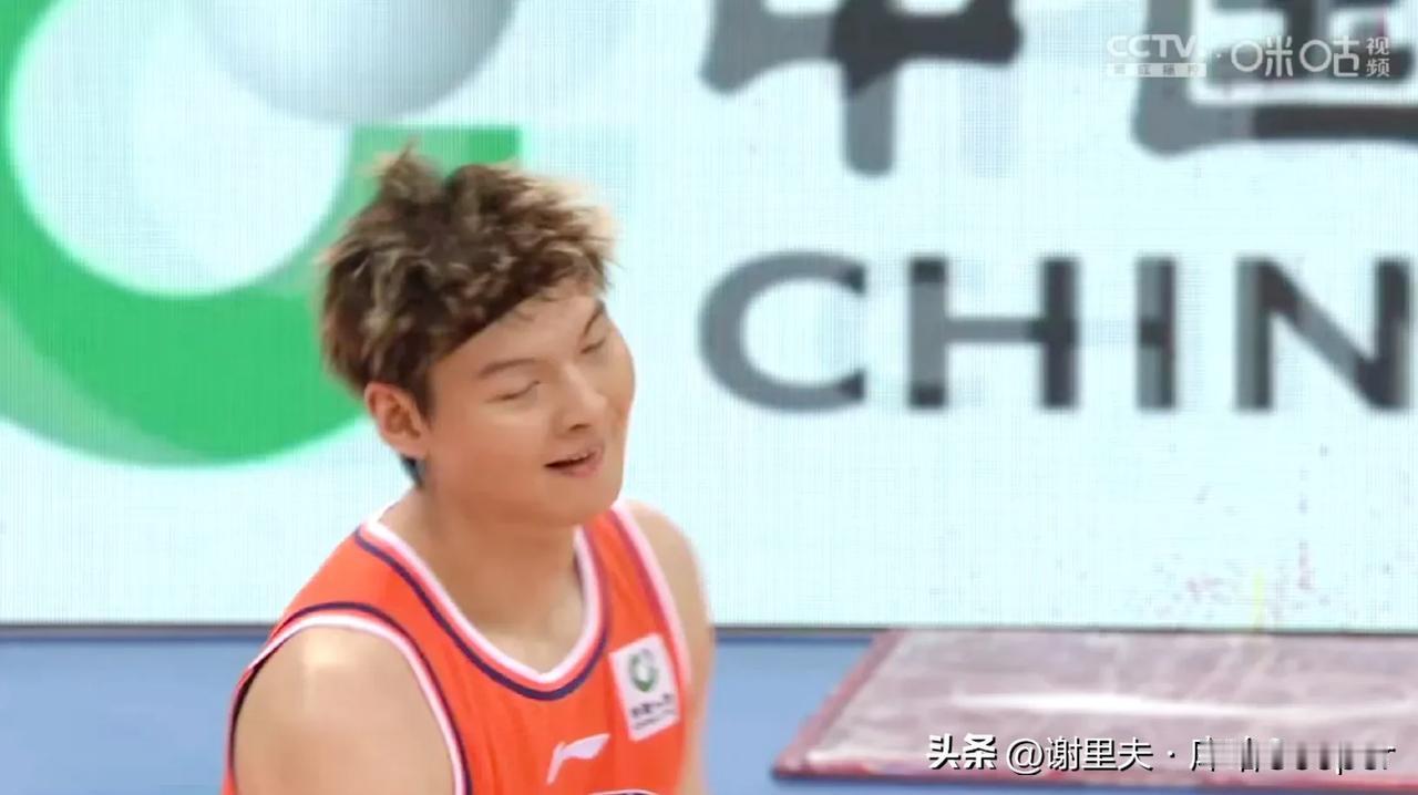 我建议CBA夏联可以考虑取消，王哲林一看就是心不在焉，心疼解说和现场观众。比赛质