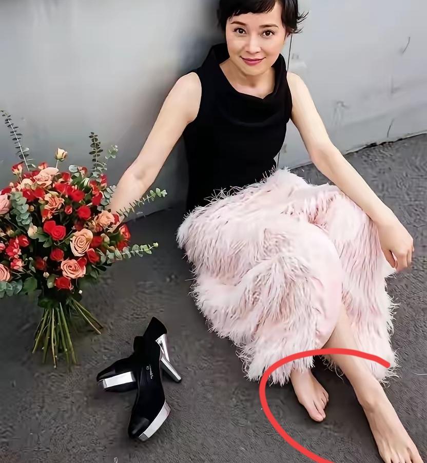 谁能想到
大家现在都在夸赞
吴越的足部线条，纤细的脚趾搭配细腻光滑的皮肤，整体看