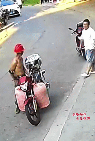 男子正要过马路，突然被身后行驶过来的一名骑电动车的女子给撞到了身上！
更加离谱的
