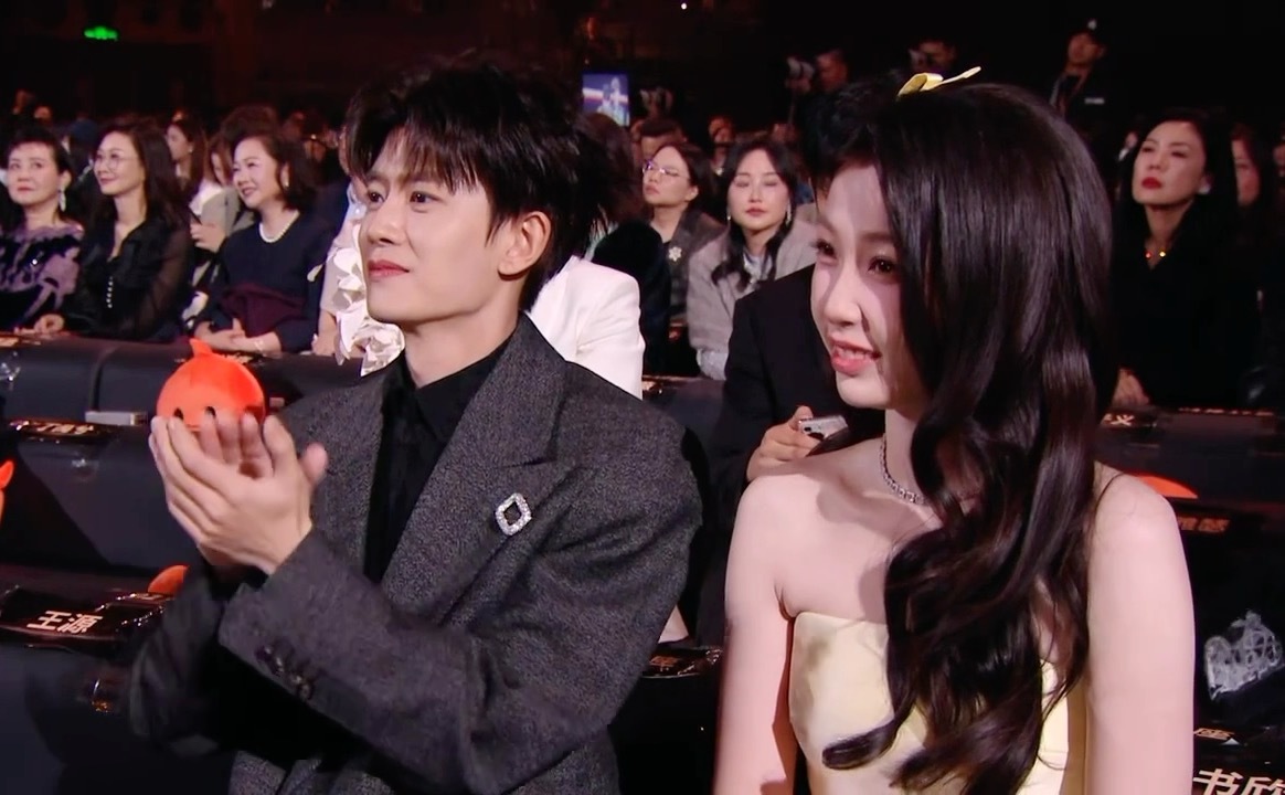 任嘉伦虞书欣真的是内娱同桌经常坐在一起 