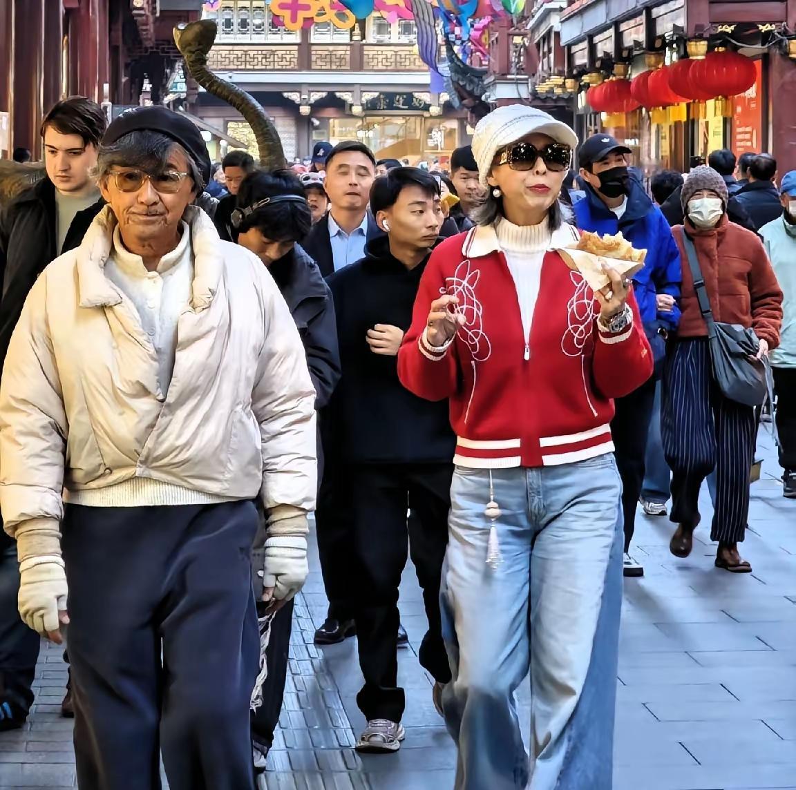 别人的白发看着是老太太，怎么她的白发看着就是美[比心][鼓掌]