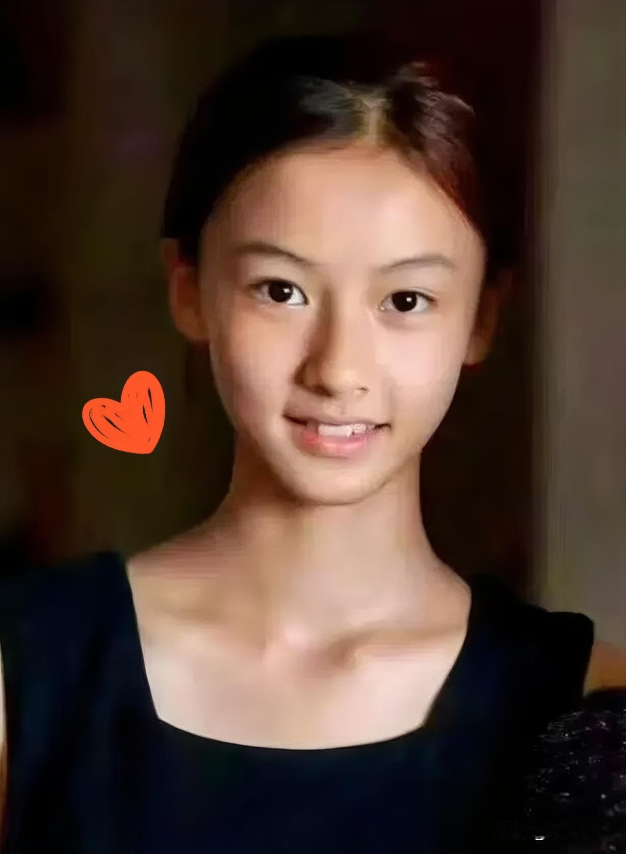 正式官宣！内娱注入全新活力。
新人赵钰琪，小名七七，天生优越的条件堪称老天赏饭吃