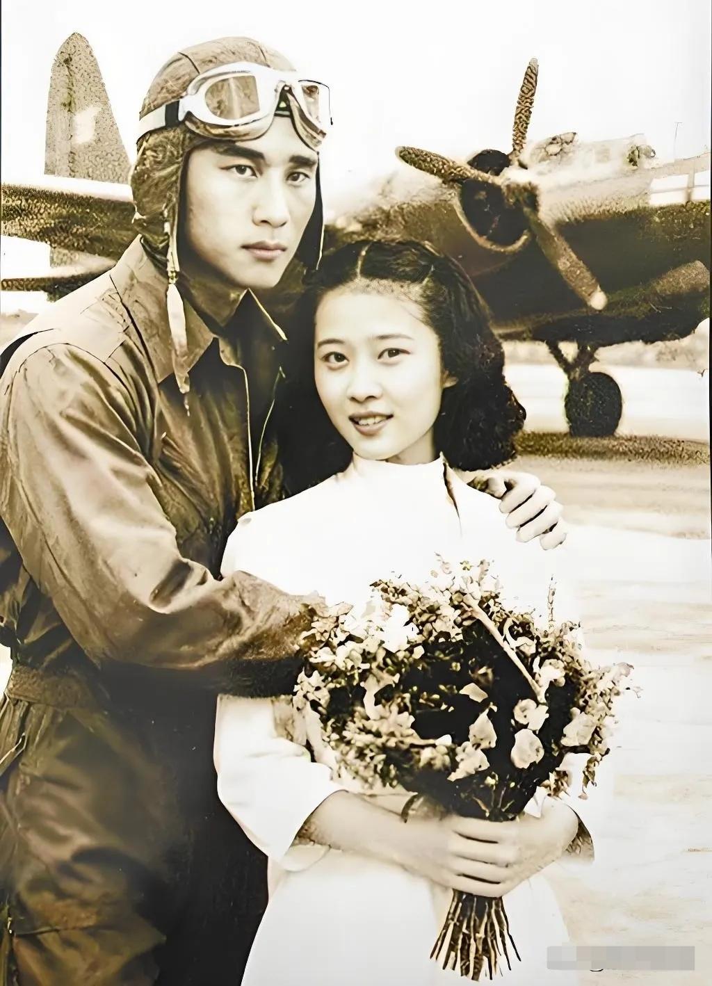 他不仅是抗战时期涌现出一名壮烈殉国的空中英雄，也是世界空战史上，第一位驾机与敌机