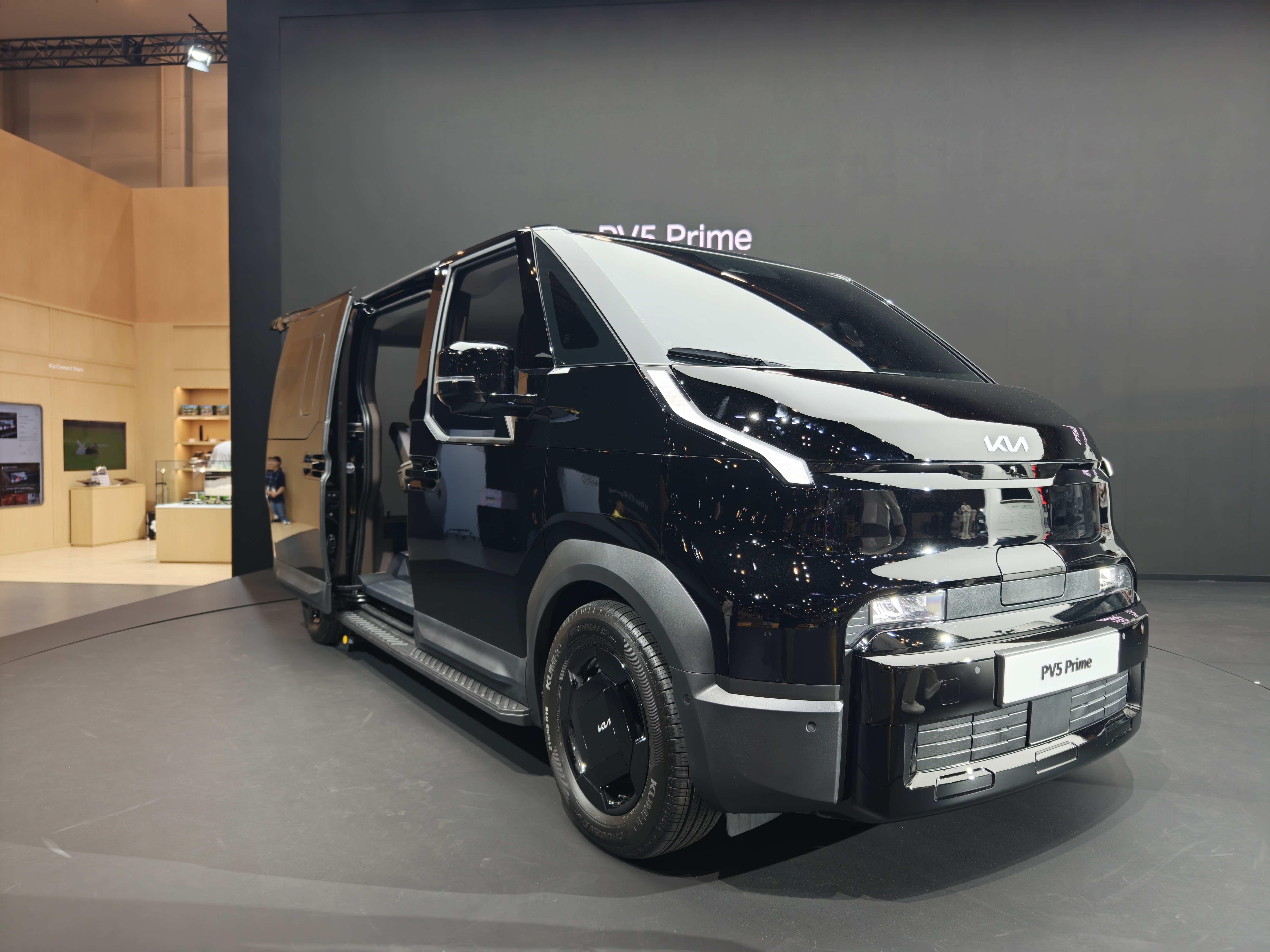 起亚 PV5 Prime，这车是个四座设计，4.7 米的 MPV 搞四座，还有一