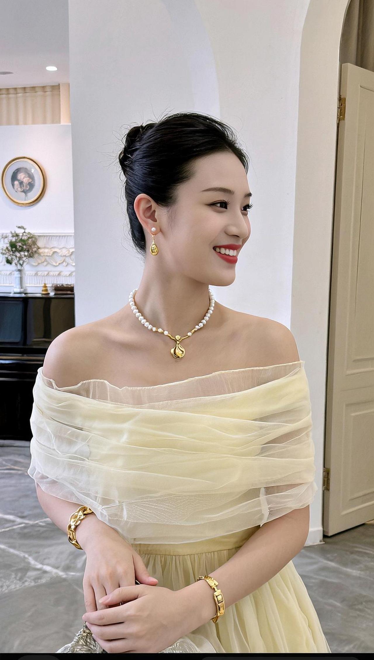 这礼服一上身，感觉整个人都“仙”起来了，仿佛误入了哪个童话故事。别人是“最美新娘