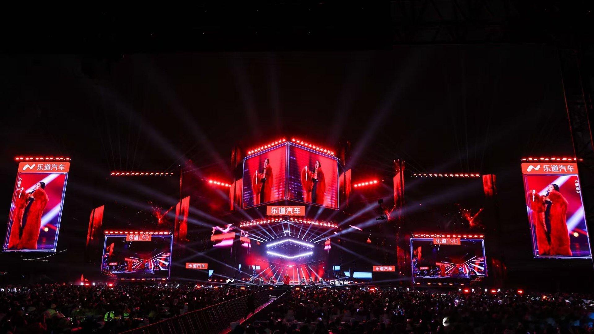 在高铁上，看到了乐道汽车独家赞助的浙江卫视跨年晚会 现场发来的照片现场群星璀璨 