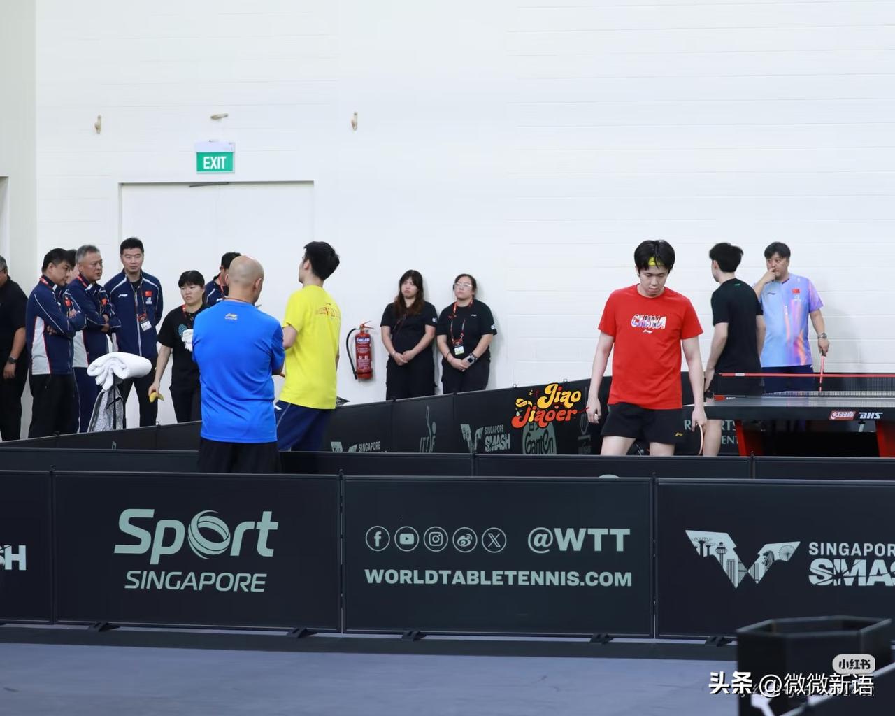 肖导今晚也在盯着楚钦练球。
这是男单决赛前王楚钦训练时的画面，仿佛看到了亚洲杯决