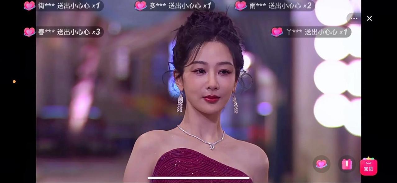 杨紫红毯造型又翻车？
错！这波她在第五层
当女星们露背露腿抢热搜
她偏用死亡芭比