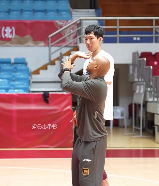 周琦又在被外教上“小课”了，这罚球还真是个大问题。

4月1日晚，北京北汽男篮将