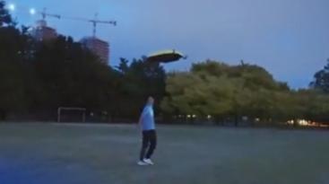 【一位YouTube博主制作了一把不用撑的伞——雨天它会在主人头顶飘荡。】加拿大