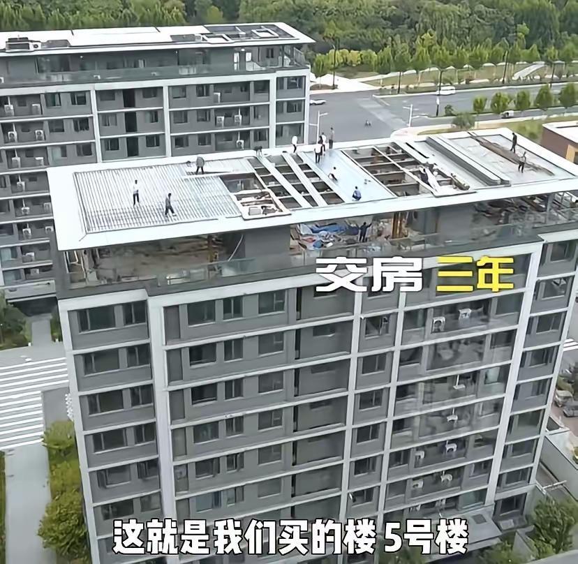 9楼业主霸占天台加盖第10层，楼下墙体开裂像地震，拿到违建通知反而连夜赶工！
