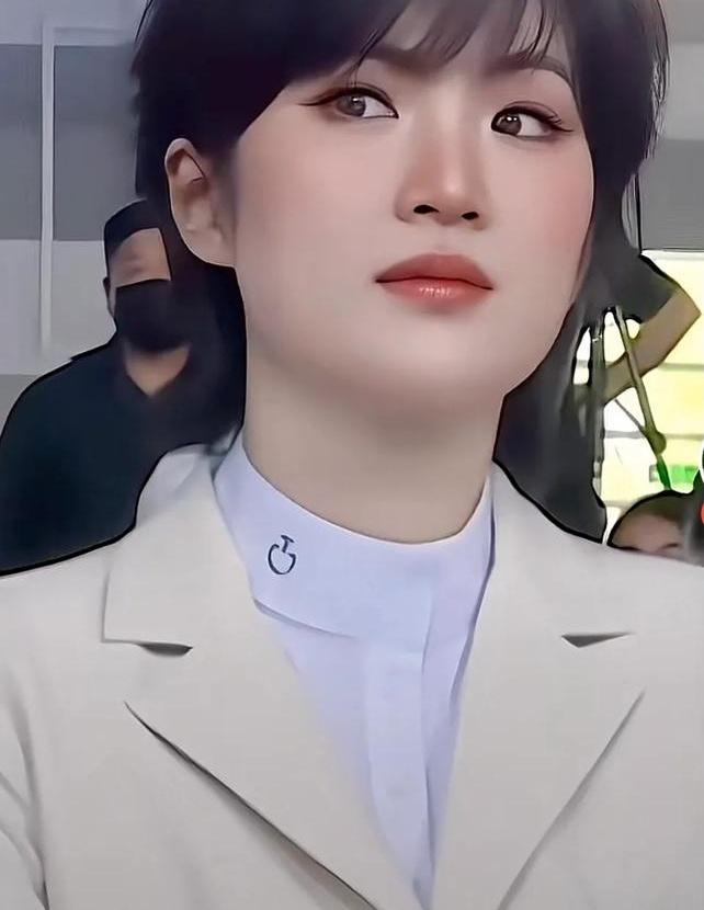 娱乐圈炫富翻车的明星一抓一大把，但有个千金大小姐进去晃悠了五年，愣是没发过一条动