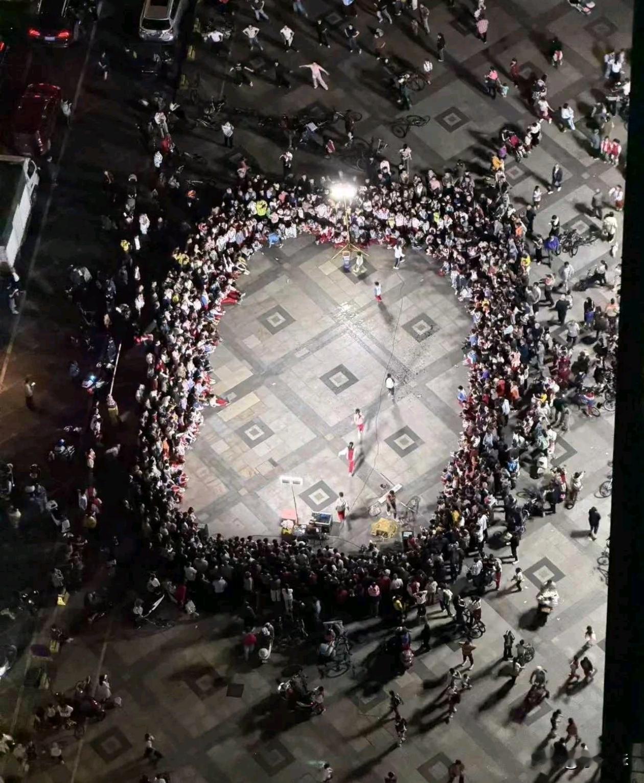 这是在干啥呀，围这么多人？