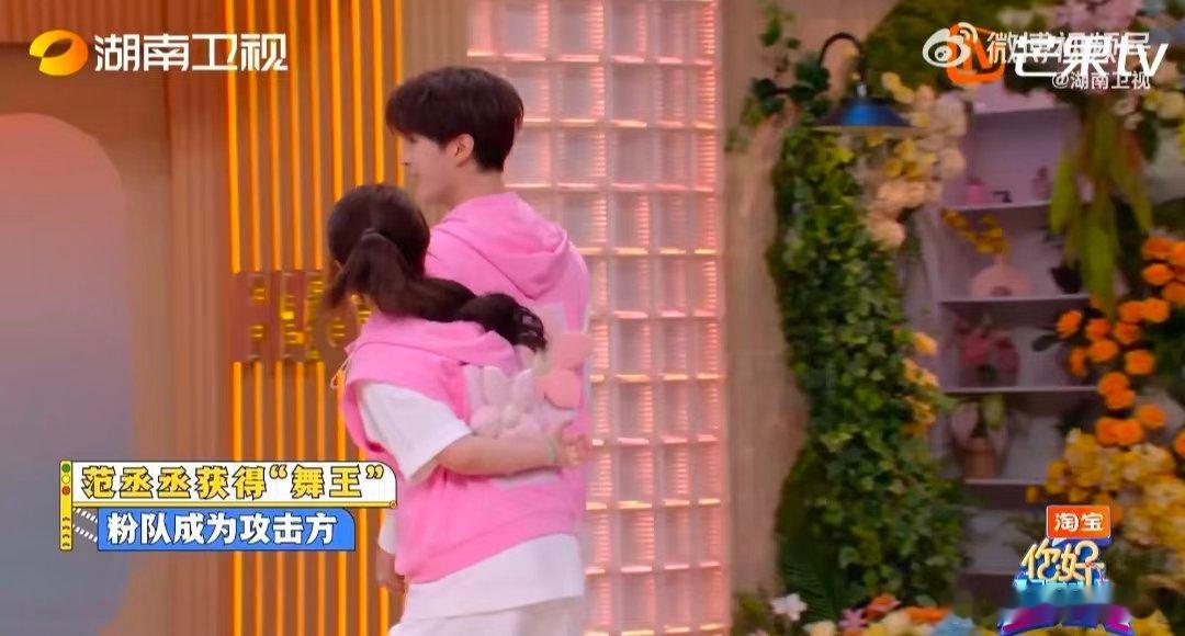 马丽跳撕魏哲鸣马丽火力全开谁被马丽飒到！斗舞现场跳撕魏哲鸣，动作干脆利落，火力全
