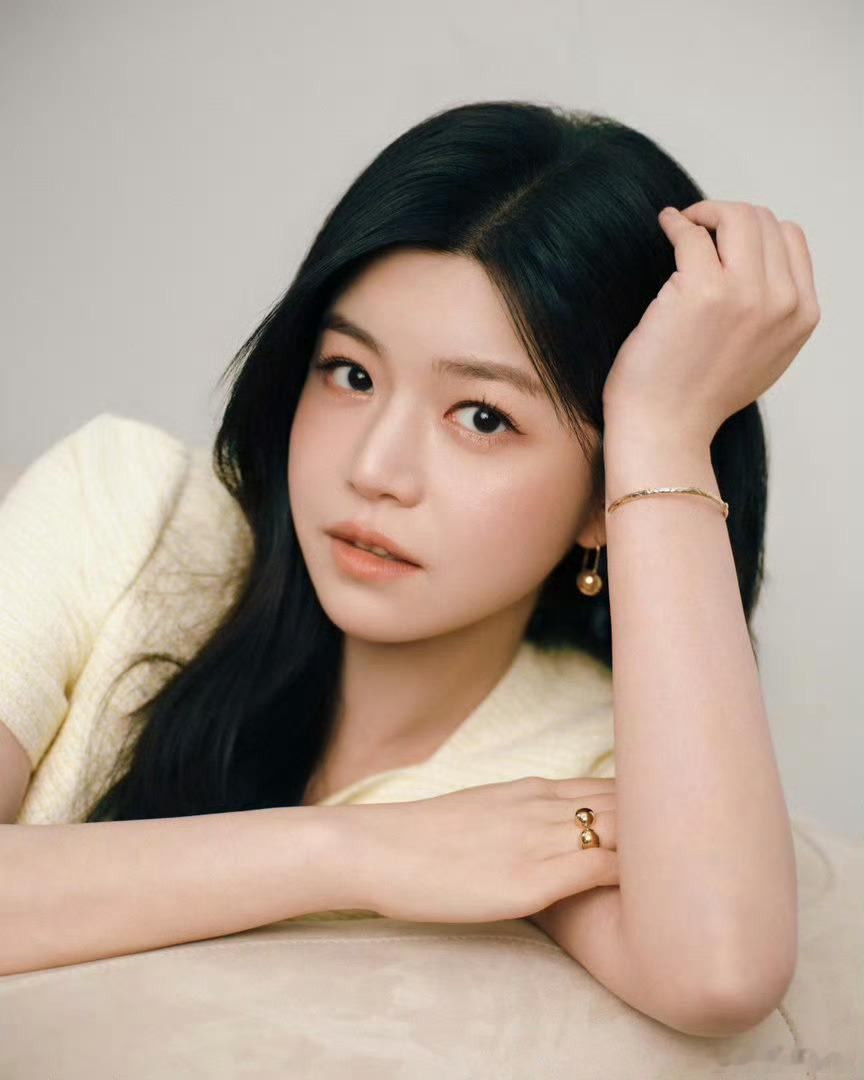 陈妍希晒成墨鱼饺子了陈妍希晒了一天成小黑人了 陈妍希空降超话分享日常，在户外暴晒