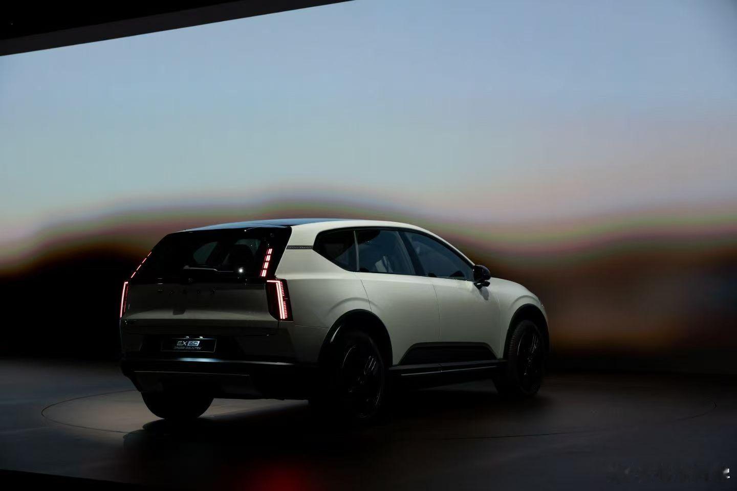 早啊朋友们纯电版 沃尔沃EX60 ，不知道国内上不上。电车同学随便聊沃尔沃