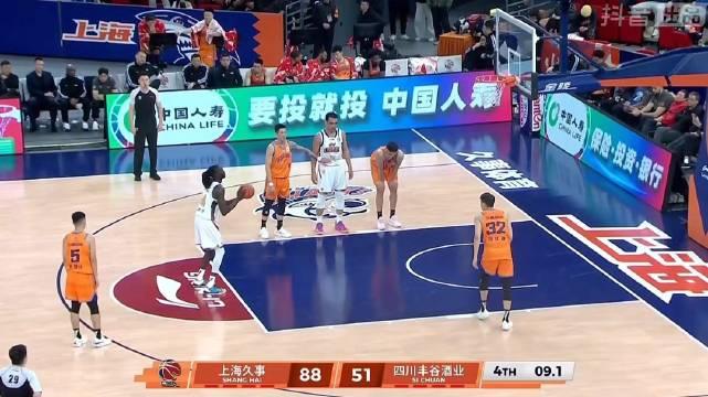 CBA常规赛上海男篮88比52大胜四川，新援加克首秀6分8篮板
天府篮途上海男篮