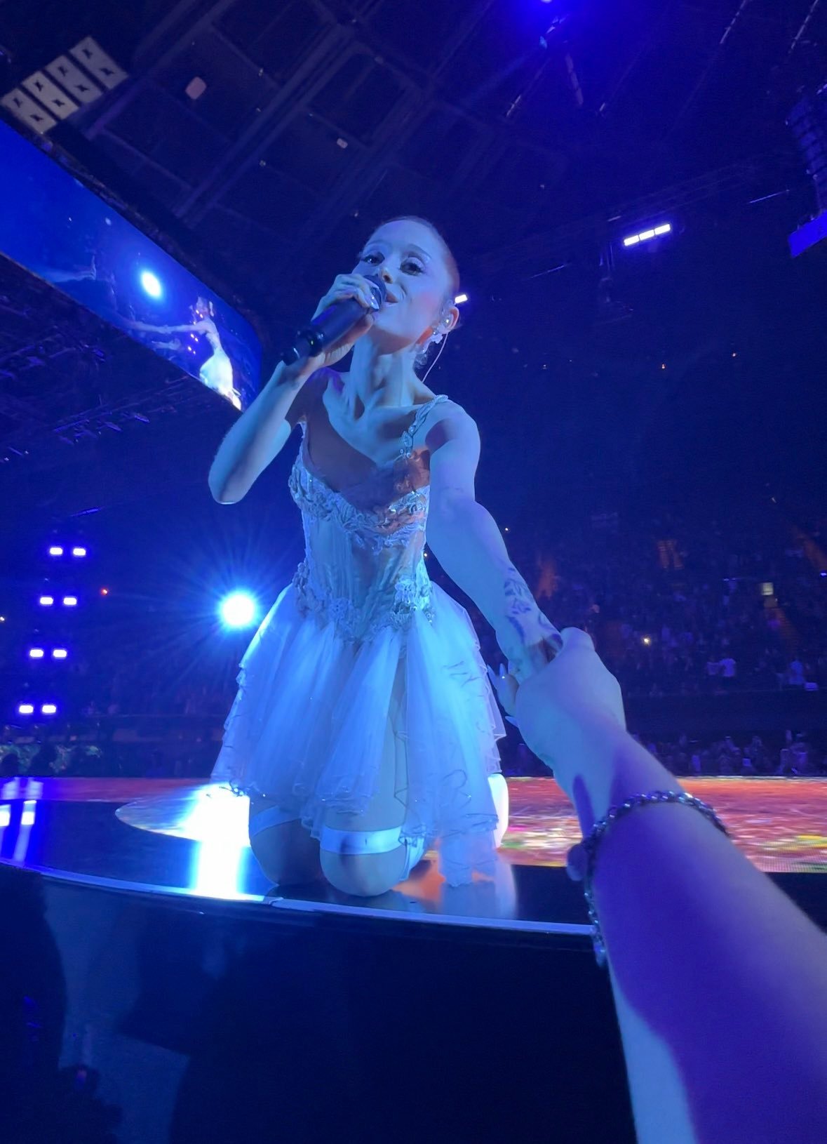 pov你在永恒阳光巡演内场第一排ariana牵起了你的手ArianaGrande