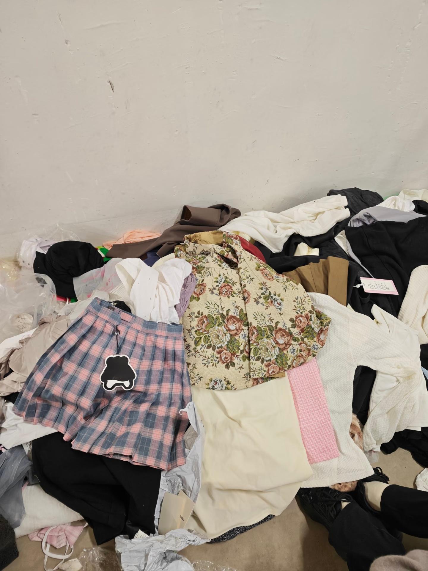 五一买24件衣服全退光店主心态崩了明眼人都看得出来，这批衣服基本就是被穿完整个假