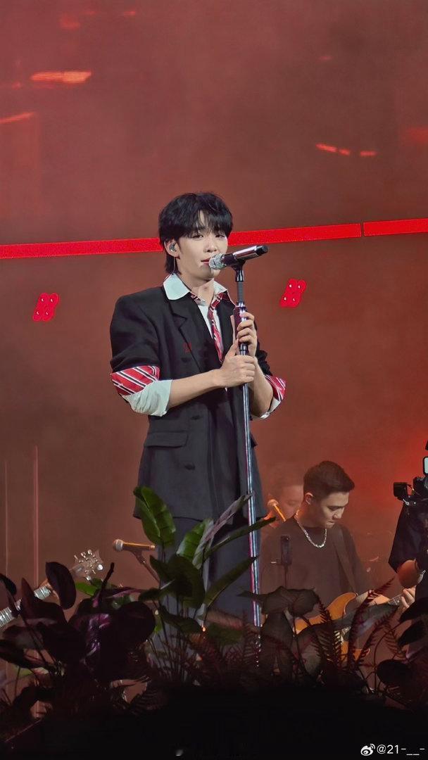 王赫野现场嗨到尖叫了🌿没有过度设计的表演，全部都是本能反应，王赫野唱嗨尖叫，尽