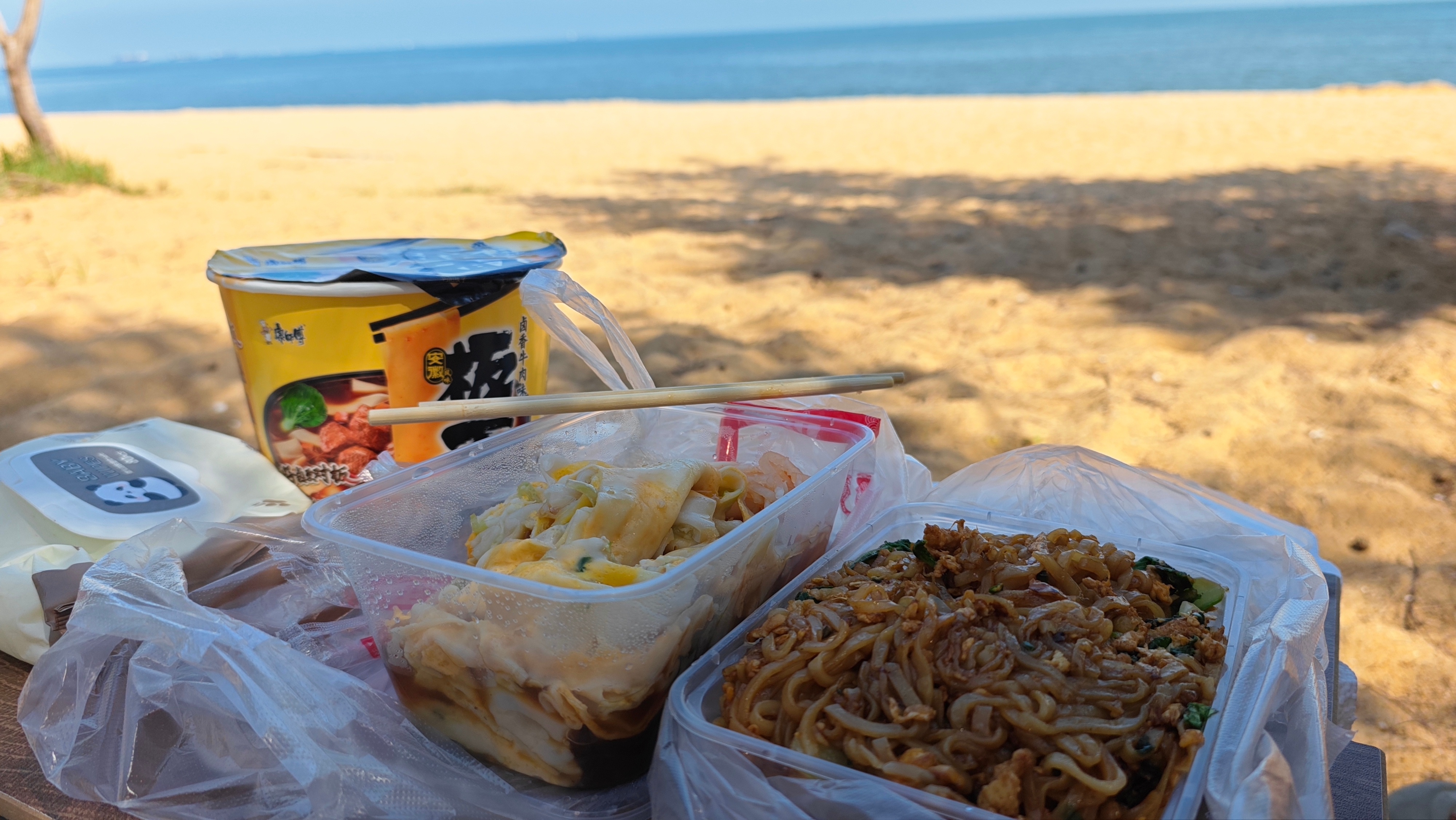 海岛不那么讲究brunch ，炒粉+肠粉+板面+冰杯。为什么没有椰子呢？ 因为椰