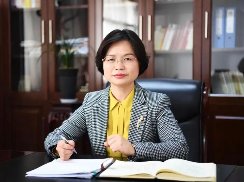 在被查半年之后，黄成虹迎来第一份处理清单：“双开”，同时移交检察机关审查起诉，这