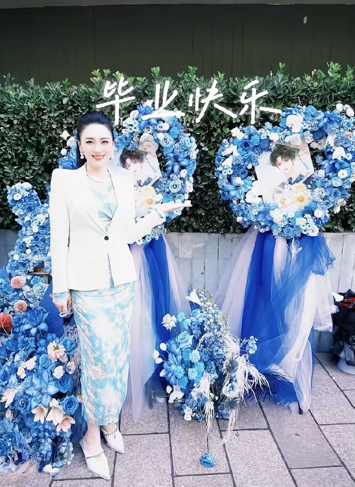 严浩翔老师发翔霖花篮严浩翔老师和翔霖花篮合照老师和翔霖花篮合照了 