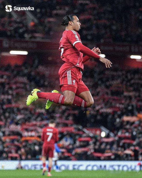 范迪克成为本赛季欧洲五大联赛首位完成100次头球解围的球员（总计103次）。比其