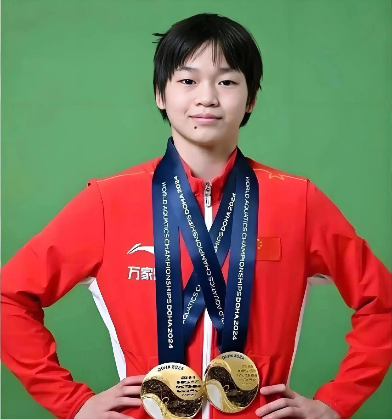 全红婵真的不是胖了一点半点，穿上泳装，和队友们比起来，他的肉肉是一点藏不住张佳琪