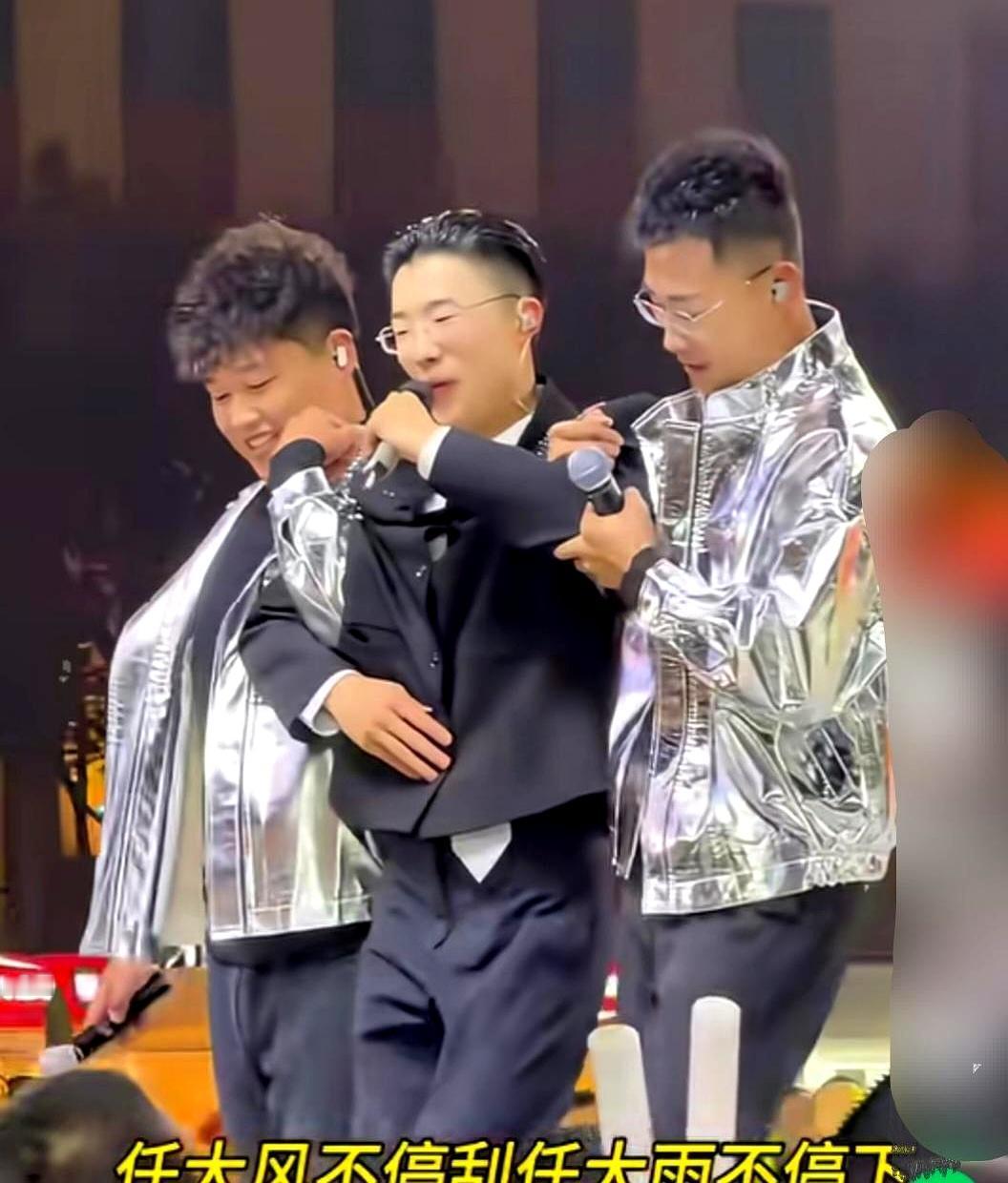 1999年的菏泽树哥 从日入百万到直播间剩千人 如今靠婚礼重新翻红
 
10岁丧