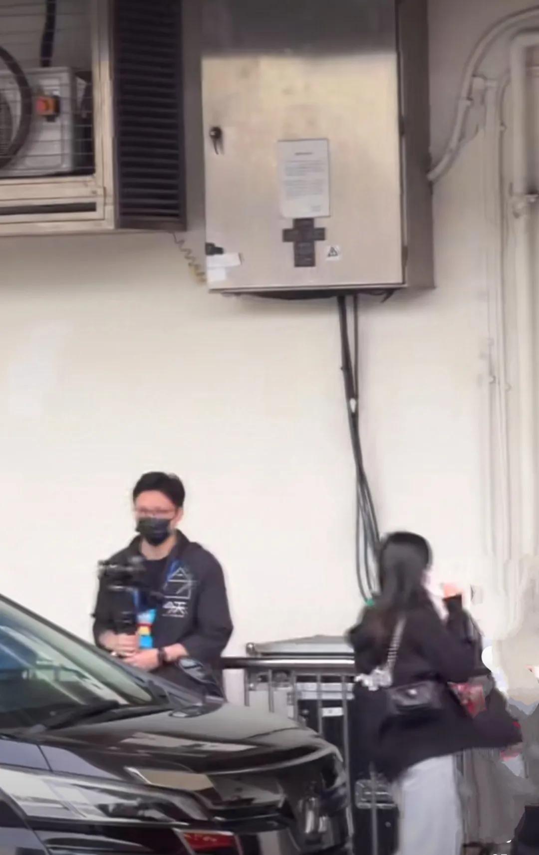刘德华演唱会入场仪式曝光，朱丽倩和女儿随行入场，天王在入场门口做祭拜仪式，手持高