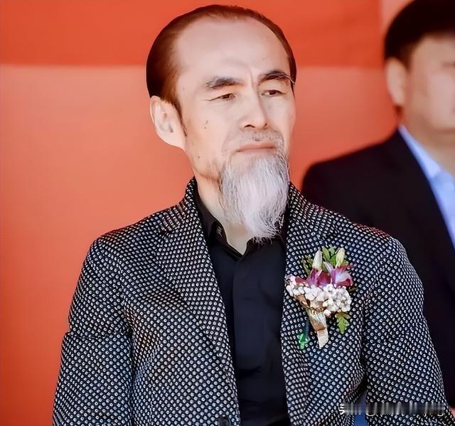 “国学大师”的千亿骗局：
是时候剃掉他的三羊胡子

穿中式大褂、满口仁义道德、张