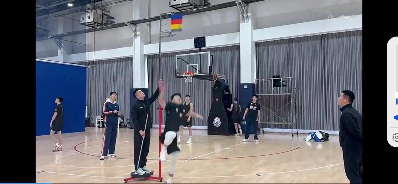 徐杰摸高315cm，比郭艾伦都高，其实两个人近况都尴尬


就郭艾伦和徐杰的摸高