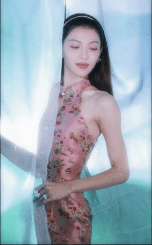 #钟楚曦美出新高度##湾区升明月#旗袍勾勒完美曲线，钟楚曦演绎民国时代的佳人风采
