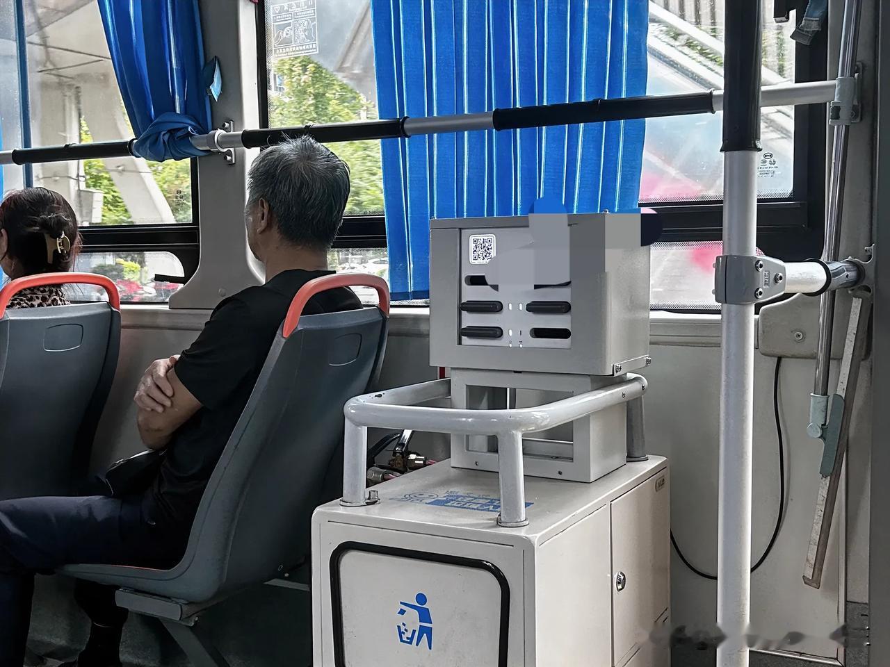 共享充电宝已经“乘上”西安的公交车了，厉害👍#西安身边新鲜事# #西安见闻分享