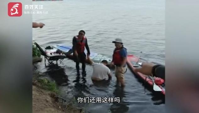 醉酒男子下湖游泳溺水，三名桨板爱好者奋力将其救起，请求溺水者同行人搭把手抬人上岸