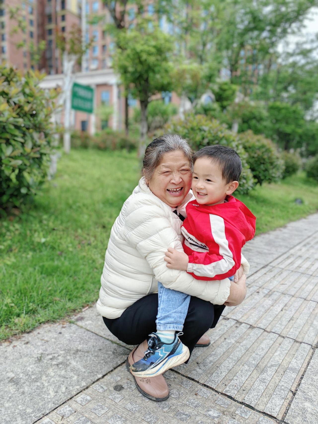 人类幼崽的脑回路[捂脸]

外婆今天回老家，她逗小宝：

小墨，你跟外婆一起回老