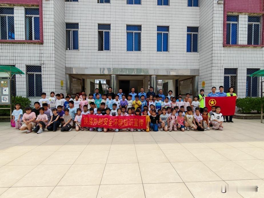 筑牢平安防线 共护铁路安全
—惠州铁路公安处潮汕所开展"知路爱路护路"安全宣传进