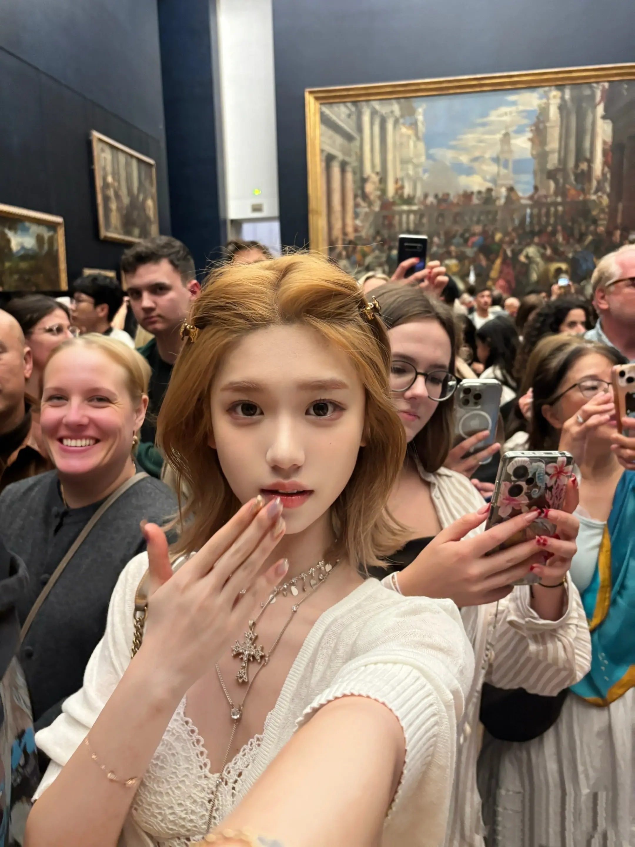 当你在蒙娜丽莎前打开前置摄像头… 所有的游客都成为了《加纳的婚礼》中的一员