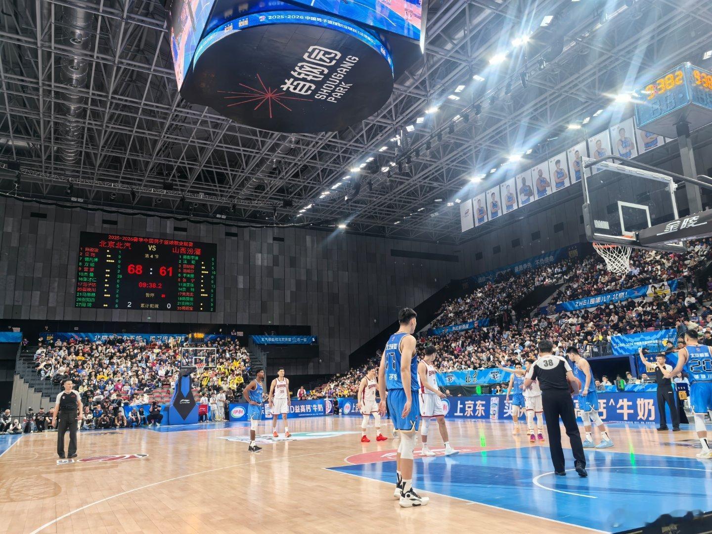 北京男篮vs山西男篮 周琦回更衣室了，场边有人说是打到眼睛了，一会再确认。 