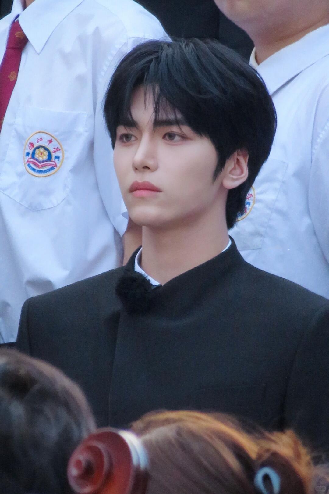 看《一路繁花2》，邵子恒为开何赛飞的坏箱子用踢的举动，意外让何赛飞吓一跳。之后他