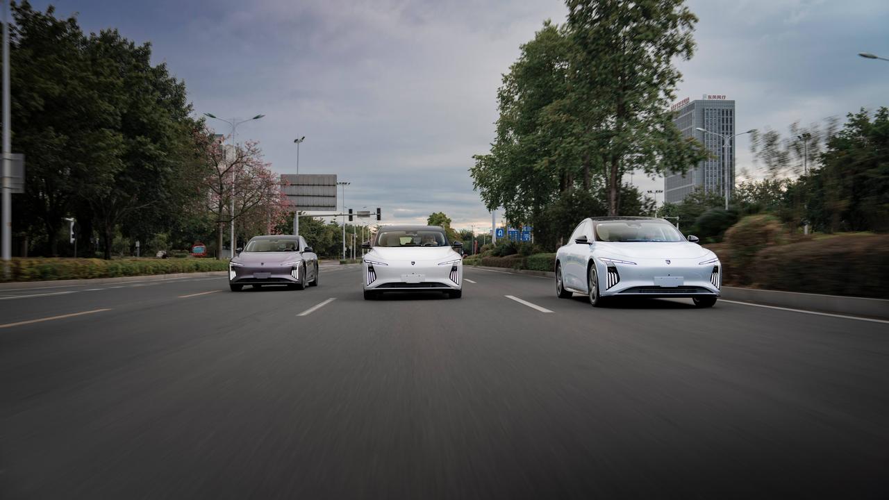 三月春意浓，驾星海 S7 向野而生。超长续航告别焦虑，大空间收纳装备，在春风里感