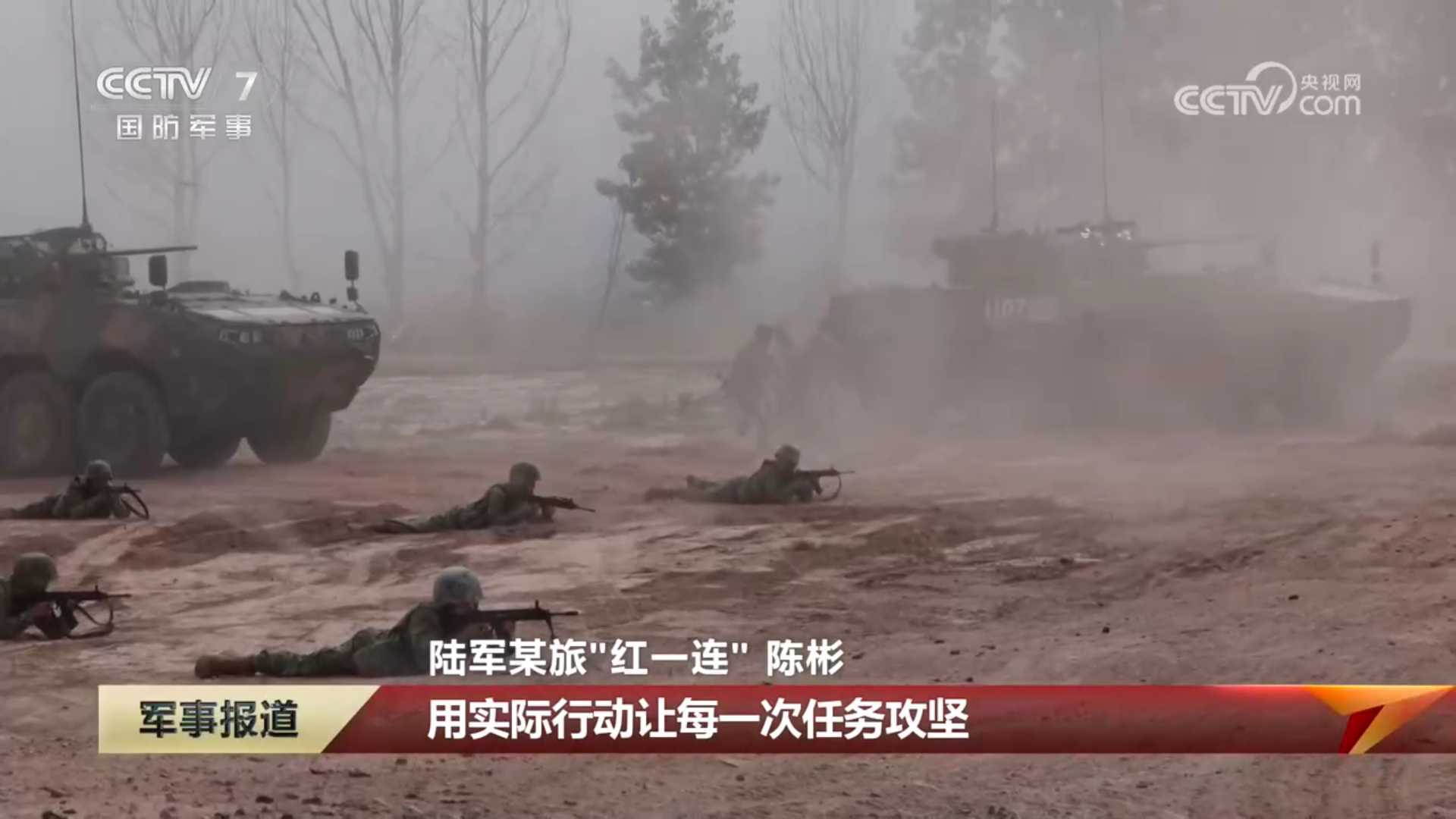 新八轮步战车的车顶确实还有一个管子，综合图2的士兵是站在车体顶部摆拍，得出左侧棱