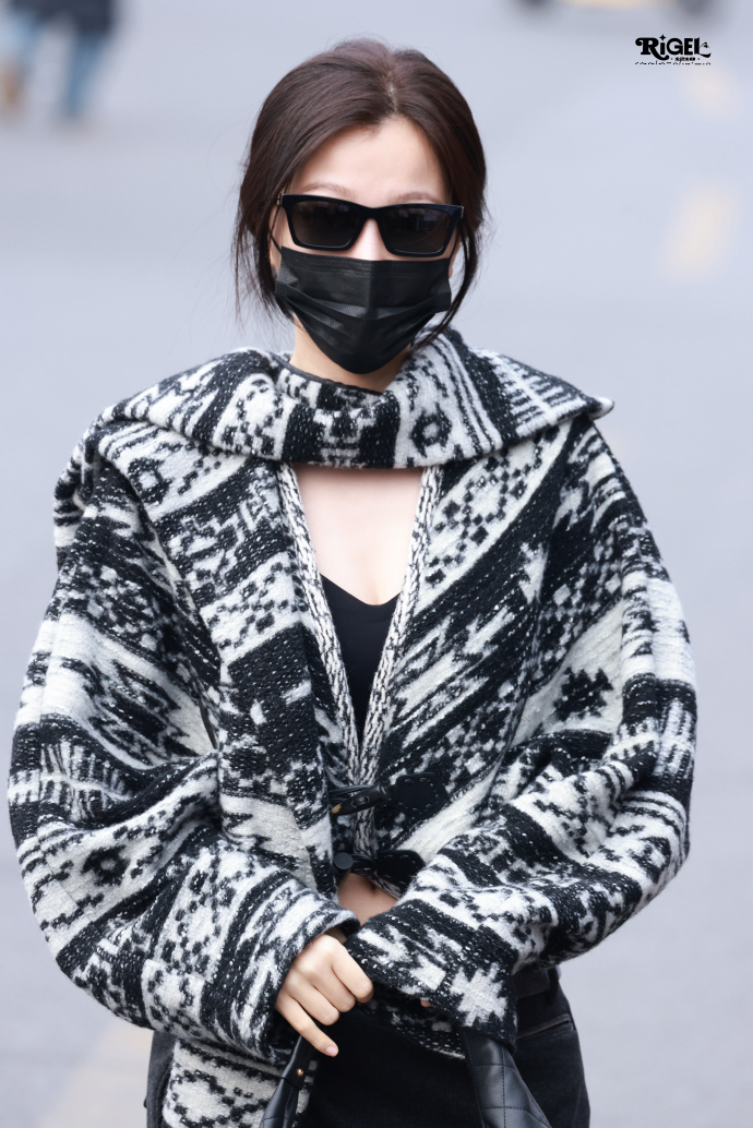 虞书欣黑白酷姐look虞书欣露腰拽酷辣妹  虞书欣黑白酷姐look，虞书欣露腰拽