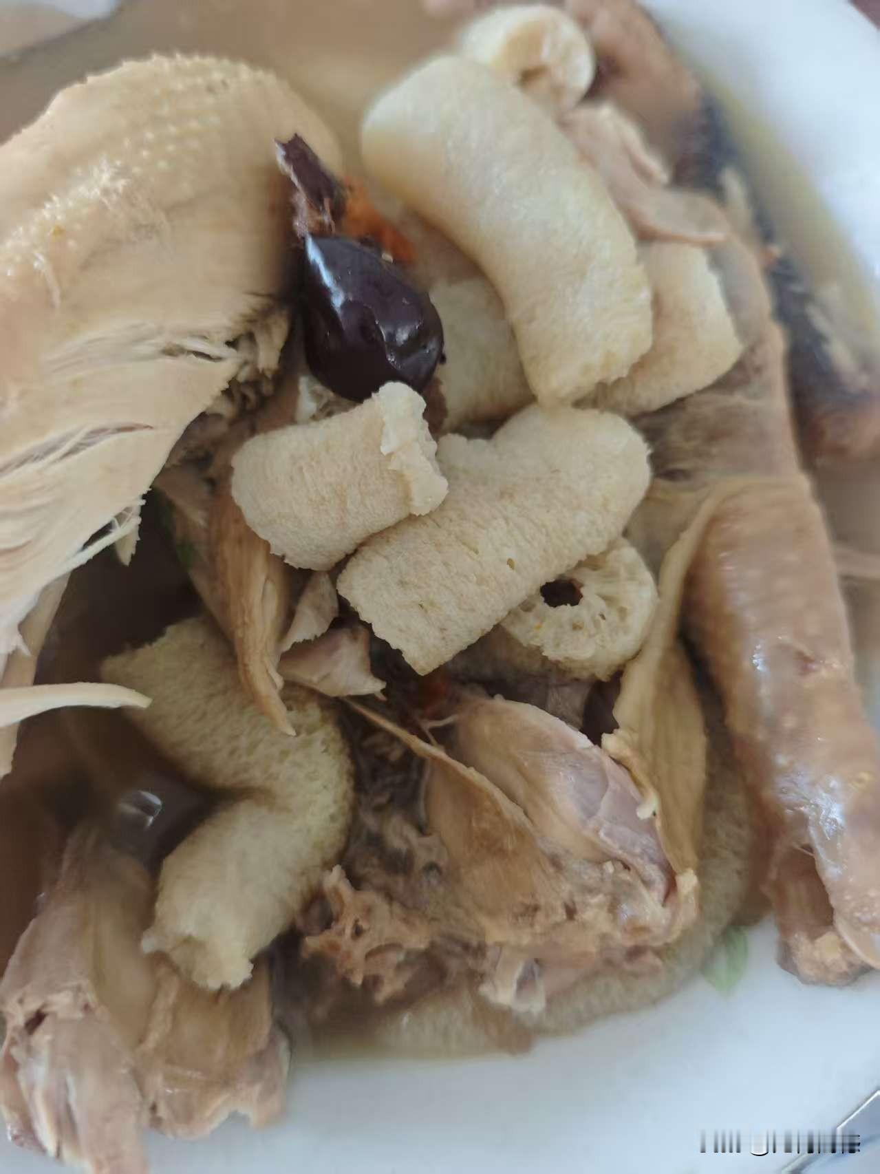 今天做了一个炖全鸡，里面放了点竹荪，其他的东西也没有放，整整炖了四个小时，从早晨