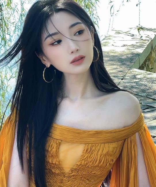 毛晓彤被锁房间里了 毛晓彤姐姐发文称，差点儿吃不上饭。原来姐姐在参加“栩栩华生时