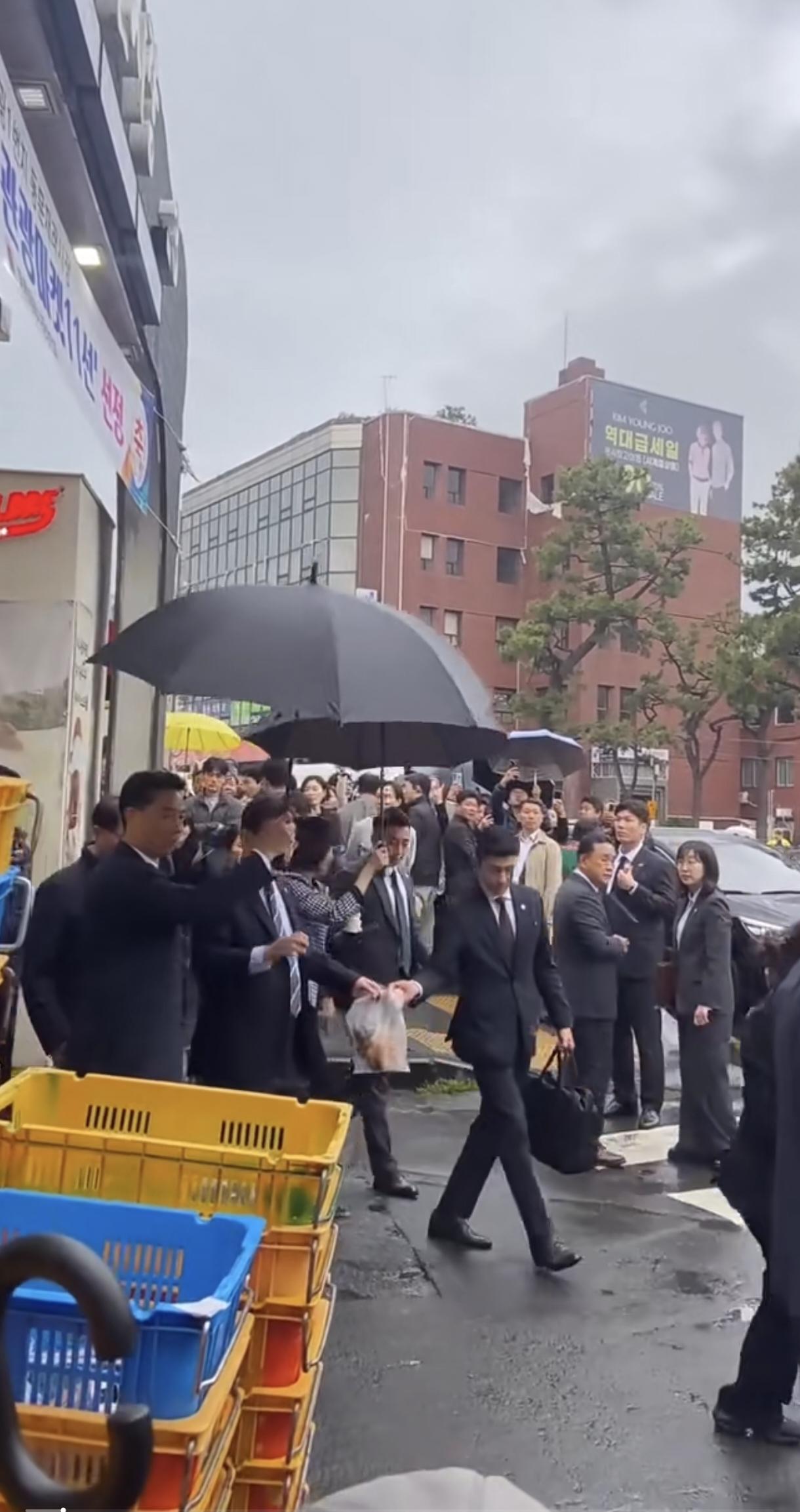 老李尽给安保找事，不是逛街（菜市场）就是下馆子。李明博十分精明，把伞拿过来自己打